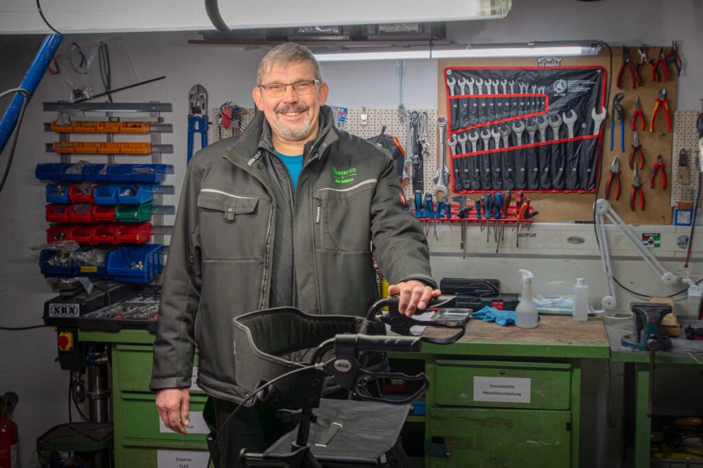 Udo Witthaus in seiner Werkstatt beim Dat Sanihuus Emden