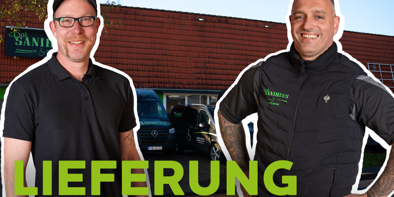 Zwei Mitarbeiter von Dat Sanihuus stehen vor dem Standort in Emden. Im Hintergrund sind Servicefahrzeuge zu sehen, die für die Lieferung von Hilfsmitteln eingesetzt werden. Das Bild steht für eine einfache und zuverlässige Versorgung mit medizinischen Hilfsmitteln direkt nach Hause.